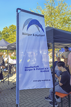 Fahne der GBP am Infostand